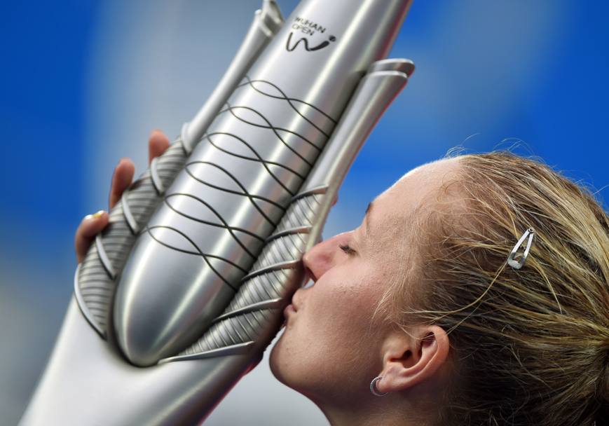 La ceca Petra Kvitova bacia il trofeo appena vinto contro la canadese Eugenie Bouchard nel Wuhan Open tennis tournament (Afp)